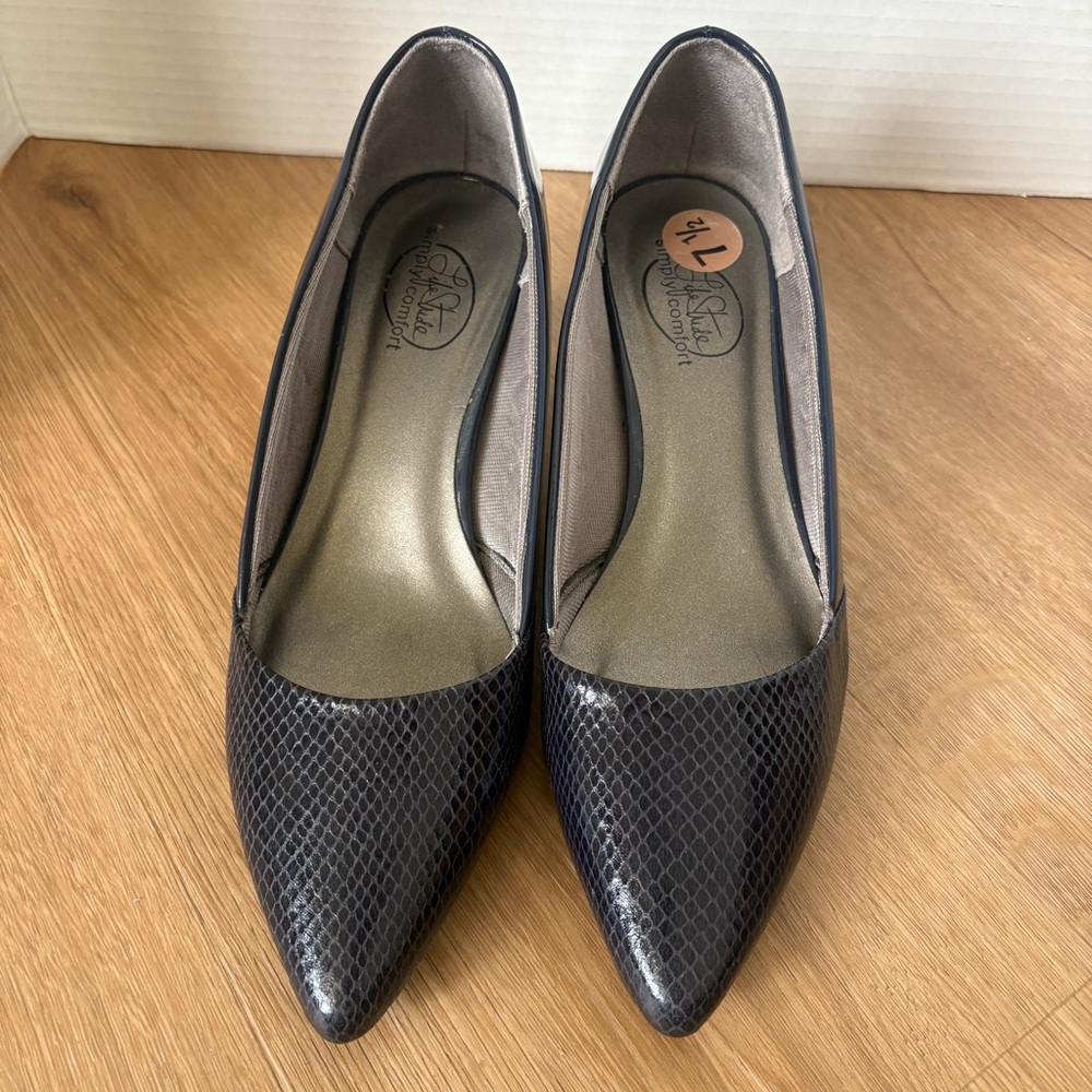 Life Stride Navy Blue Textured Heels. NEW.